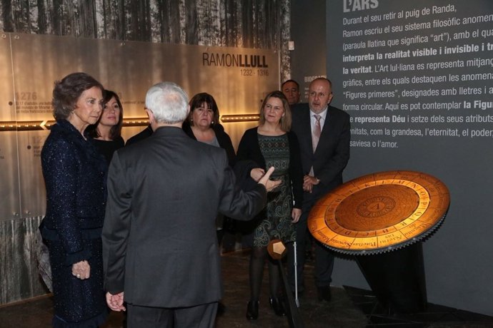 La Reina Sofía visita la exposición por los 700 años de la muerte de Ramon Llull