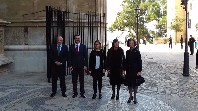 La Reina sofia y las autoridades antes de entrar a la misa