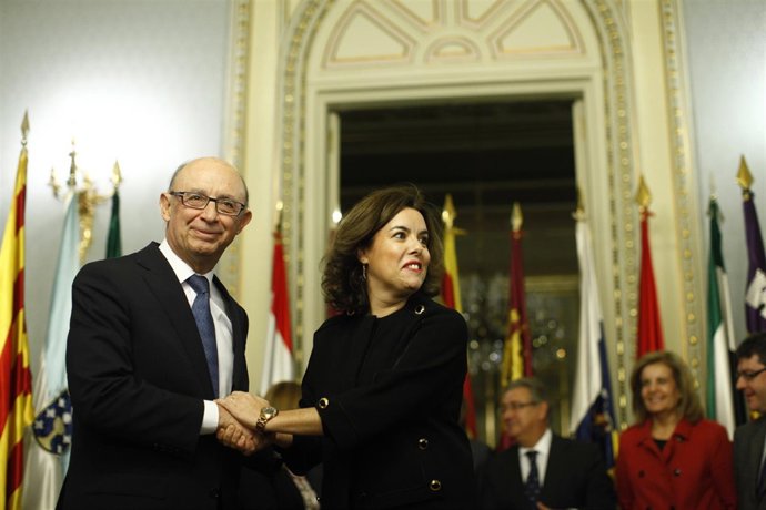 Cristóbal Montoro realiza el traspaso de competencias territoriales a Santamaría