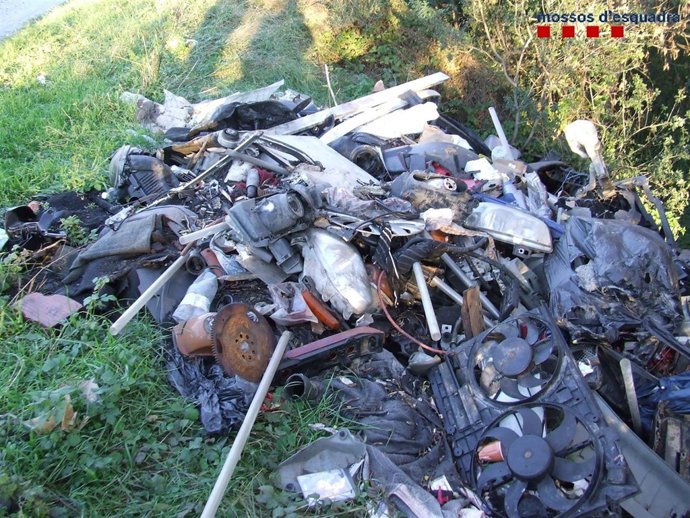 Vertido ilegal en el río Muga.