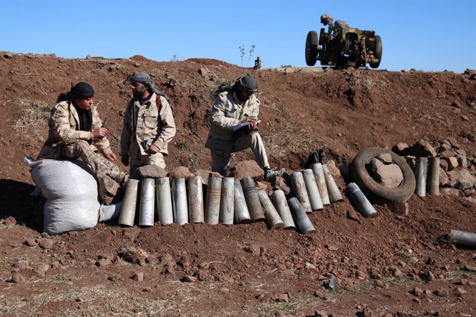 Rebeldes sirios con artillería pesada