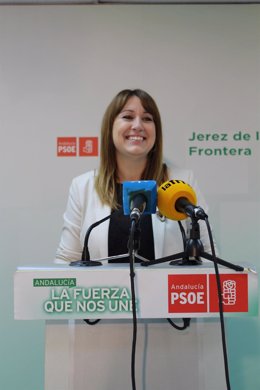 La secretaria de Bienestar Social del PSOE-A, Isabel Armario, en rueda de prensa