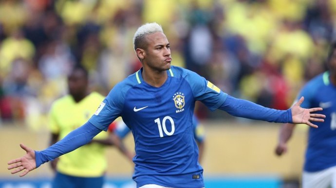 Neymar celebra un gol con Brasil