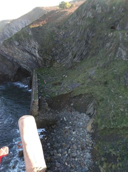 Fallece un hombre al despeñarse por un acantilado de Saltacaballo