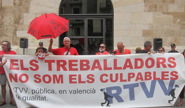 Protesta de extrabajadores RTVV ante el Palau de la Generalitat. Archivo