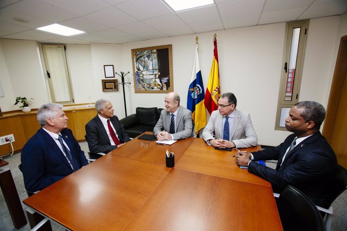 El consejero de Economía hoy junto a representantes del Gobierno de Cabo Verde