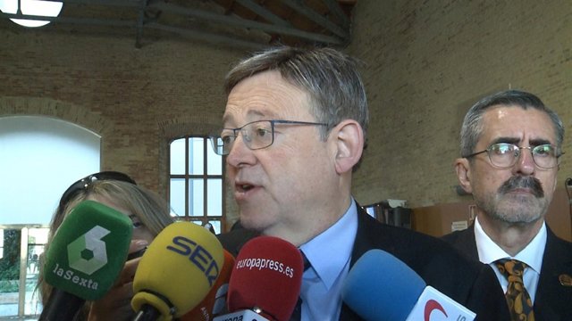 Ximo Puig atiende a los medios de comunicación