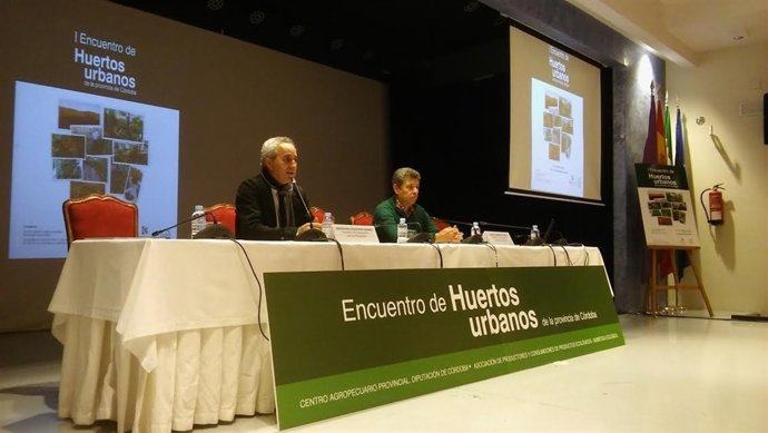 Izquierdo (izda.) y Ceballos inuguran el Encuentro de Huertos Urbanos