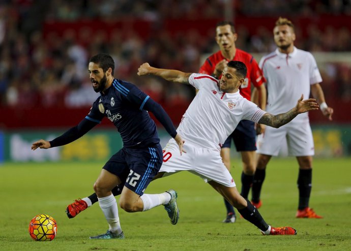 Isco ante Vitolo en un Sevilla-Real Madrid