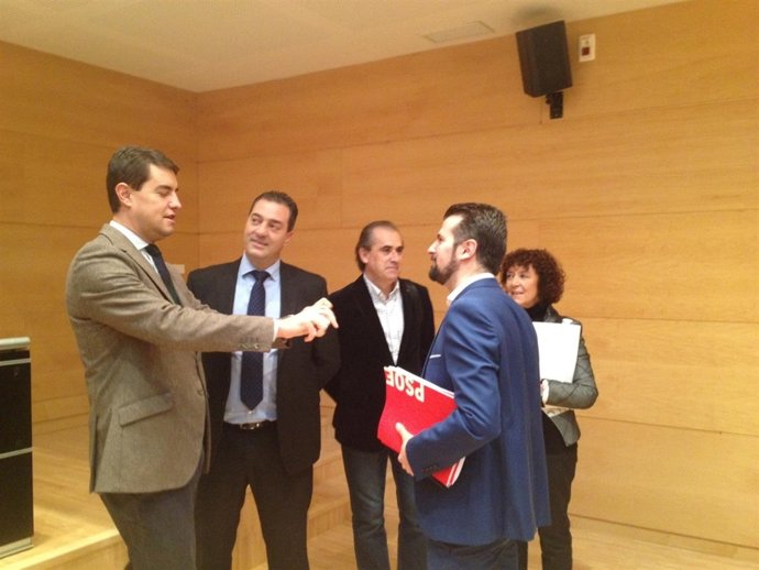 Tudanca conversa con otros procuradores antes de intervenir