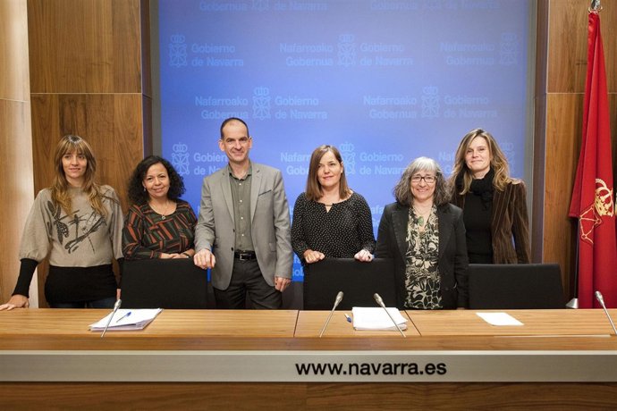 Gema Mañú y Luis Esáin junto a representantes de las entidades sociales.