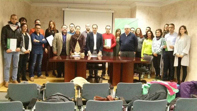 De la Torre con beneficiarios de los incentivos a empresas de economía social.