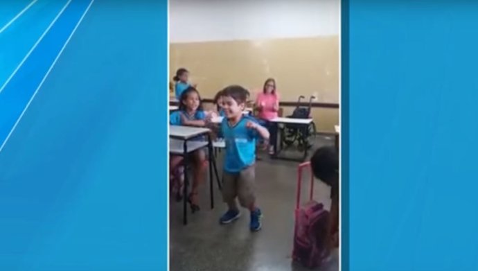 A sus 6 años, este niño camina por primera vez entre los aplausos de sus compañe