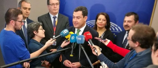 El presidente del PP-A, Juanma Moreno, atiende a los medios en Bruselas