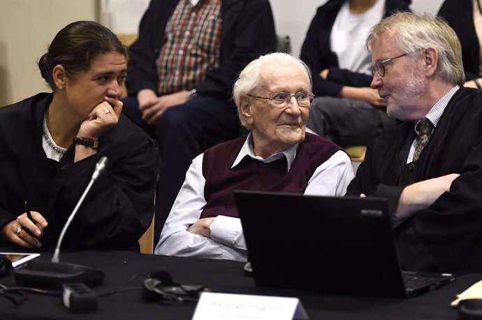 Oskar Groening junto a sus abogadosdurante su juicio en Lueneburg, Alemania. 