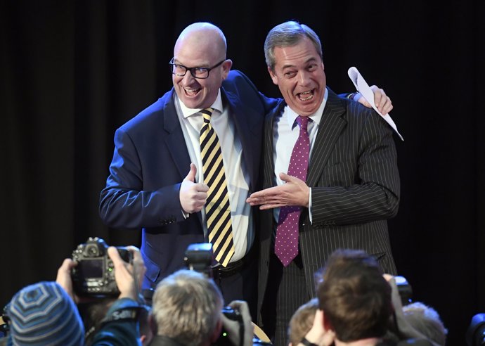 Paul Nuttall, nuevo líder del UKIP, y Nigel Farage