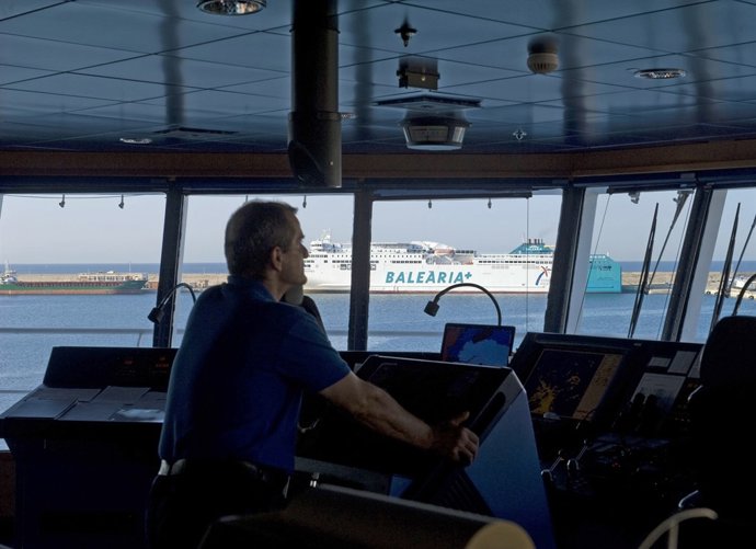 Un puente de mando en uno de los buques de Baleària