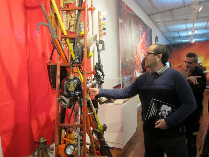 Cubero en la exposicion de un siglo de historia de los bomberos