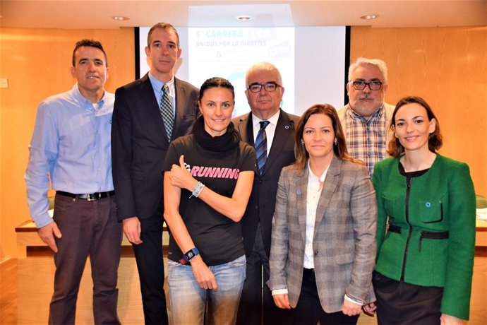 Foto de familia de organizadores y patrocinadores de la carrera.