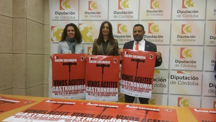 Cañete (centro), durante la presentación del Salón Solidario de Fernán Núñez