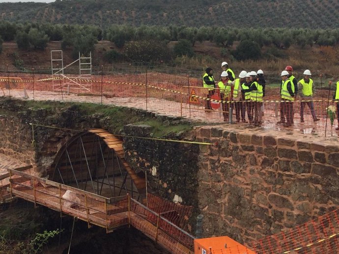 Obras de restauración en el Puente Mocho.