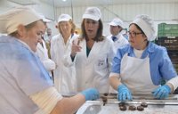 Susana Díaz defiende abrir nuevos mercados a mantecados y polvorones de Estepa