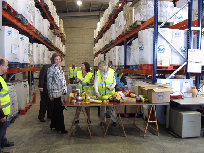 La Reina Sofía junto a voluntarios en el Banco de Alimentos de Zaragoza