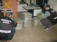 Sucesos.-La Guardia Civil detiene a un hombre en Almussafes por llevar 41 kilos de marihuana en una furgoneta