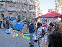 Colectivos de Vigo acampan 24 horas para exigir viviendas sociales y mejorar el albergue