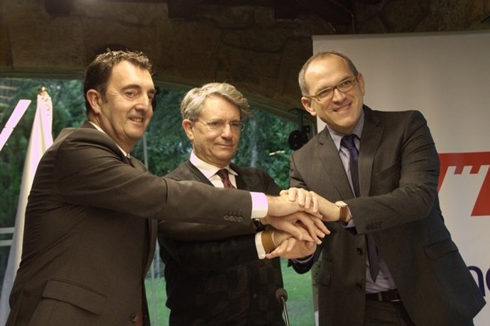 Firma del convenio entre Sociedad Coral de Bilbao y Petronor