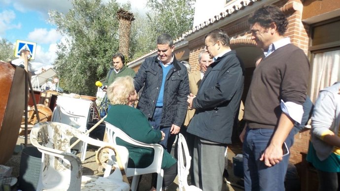 Sanz visita Vejer tras las inundaciones