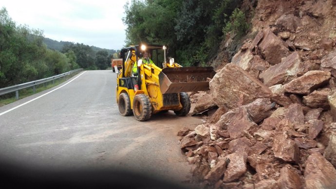 Maquina excavadora piedras carretera diputación red provincial lluvias temporal