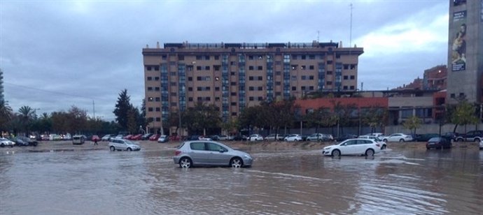 La fuerte tromba de agua causó inundaciones en algunas zonas de la ciudad