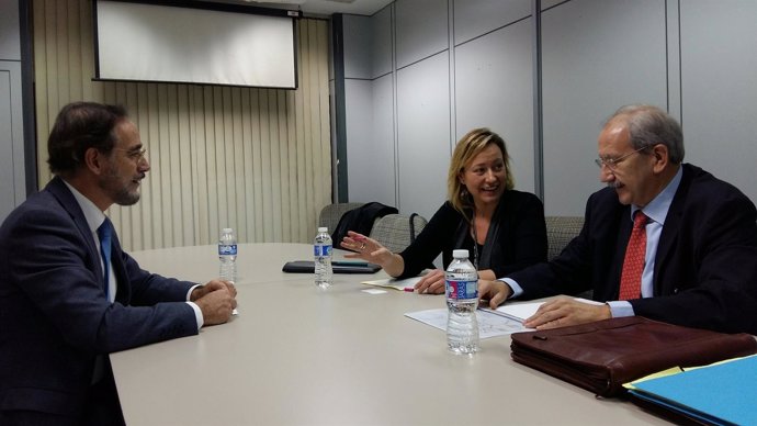 Gastón se reúne con el consejero andaluz de Fomento y Vivienda, Felipe López