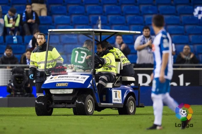 Jon Ander Serantes, retirado en camilla de Cornellà