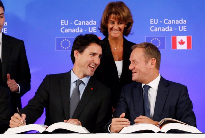 Firma de acuerdo CETA - Justin Trudeau, Donald Tusk 