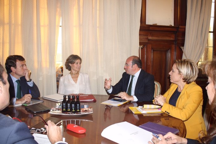 Foto/ El Presidente De La Comunidad Se Reúne Con La Mini Stra De Agricultura, Pe