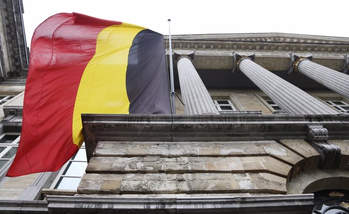 Bandera de Bélgica delante del Parlamento en Bruselas