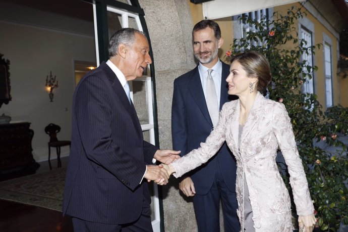 Los Reyes saludan al presidente de Portugal