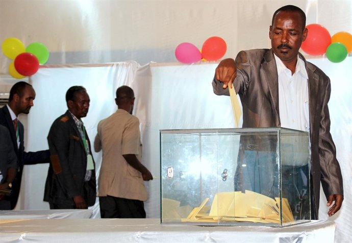 Un parlamentario vota en las elecciones en Somalia en 2015