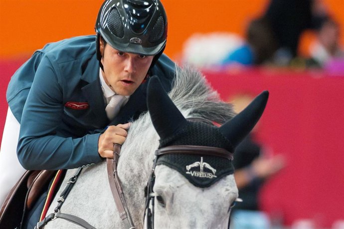 Sergio álvarez montando a caballo 