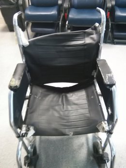 Imagen de una de las sillas de ruedas en mal estado