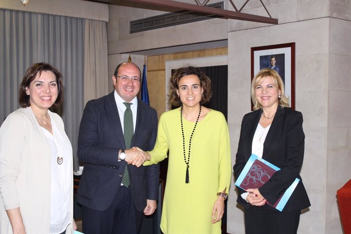 Foto/ El Presidente De La Comunidad Durante La Reunión C On La Ministra Dolors M