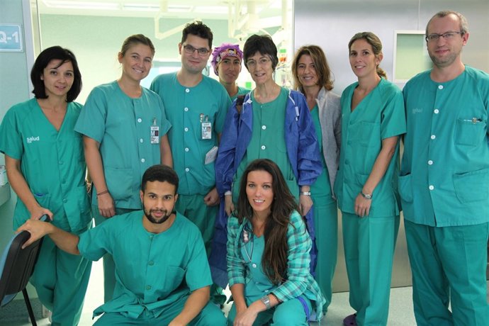 Equipo del Hospital Miguel Servet que operación con el paciente despierto