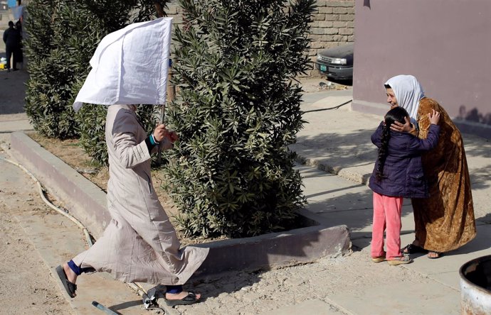 Civiles con banderas blancas en Mosul