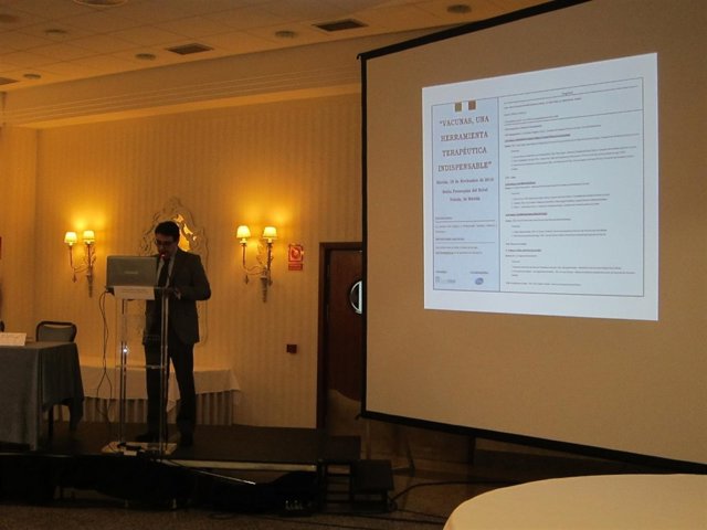 Vergeles durante su intervención en las jornadas sobre las vacunas