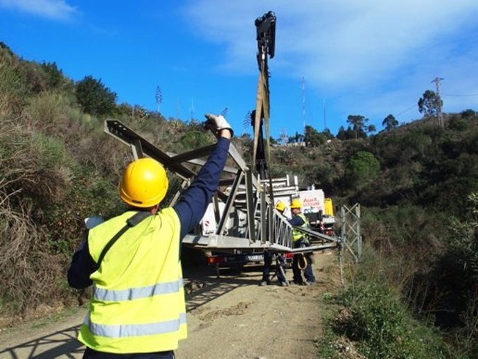 Línea eléctrica dentro del Parc de Collserola