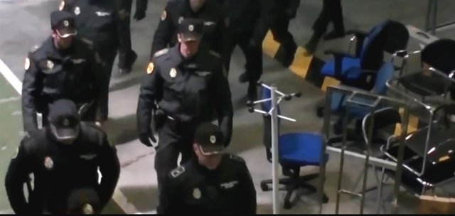 Agentes de policía en Canal 9 el día del cierre