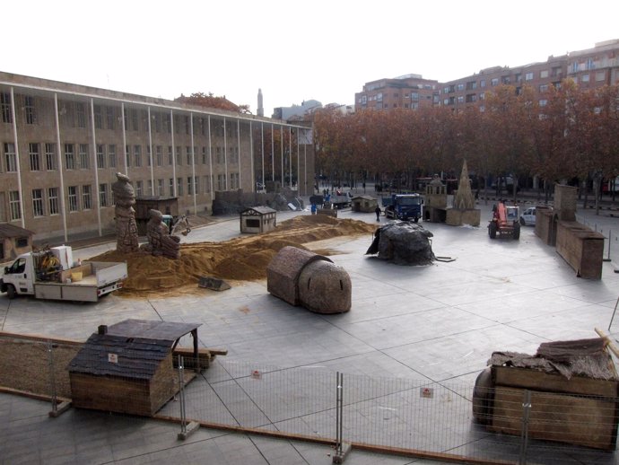 Montaje del Belén Monumental en la Plaza del Ayuntamiento