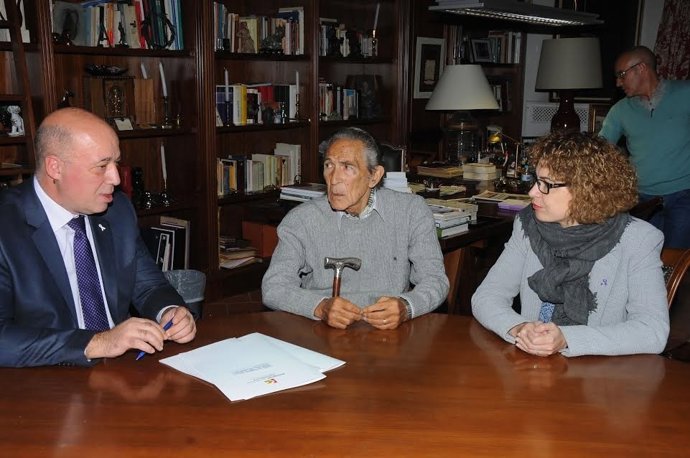 Antonio Ruiz (izda.), junto a  Antonio Gala, durante la firma del convenio